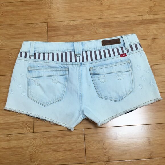 NWOT YMI Light Wash Distressed Denim Shorts - Picture 2 of 3